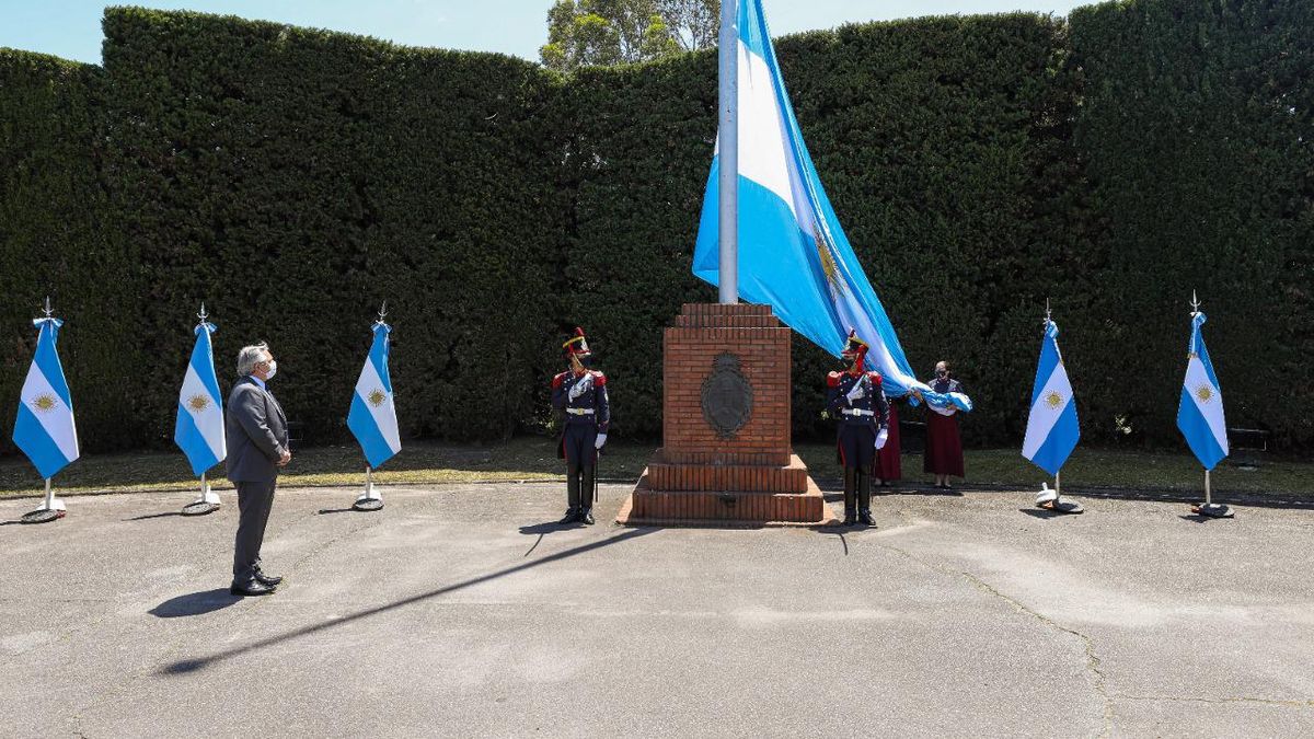 6 DE NOVIEMBRE 1820. Primer izamiento de la bandera argentina en Malvinas –  La Bancaria