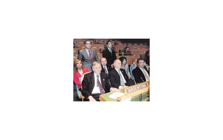 ámbito.com | Néstor Kirchner, el canciller Héctor Timerman, el gobernador entrerriano Sergio Urribarri, el presidente provincial del Senado José Pampuro, la senadora peronista Roxana Latorre y (de pie) el embajador Jorge Argüello, escuchan en Nueva York el discurso de