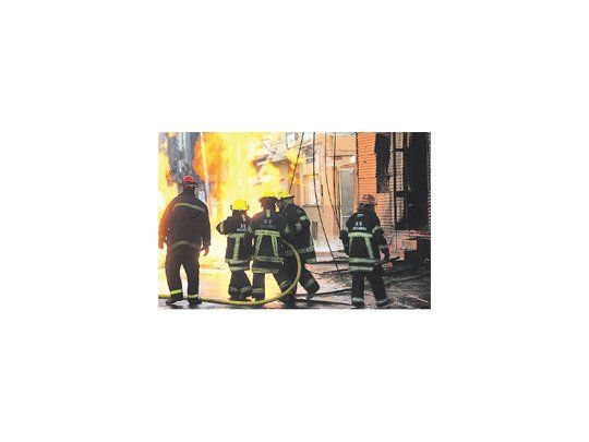 Los bomberos combatieron el incendio durante más de siete horas. Como consecuencia de las llamas, originadas por un escape de gas, se destruyeron tres precarias viviendas y una salita de salud lindera. Además, los vecinos ubicados a unos 300 metros a la redonda debieron evacuar sus casas por precaución.