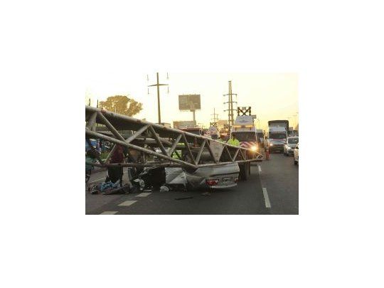 En uno de los choques, un vehículo resultó aplastado por la estructura de un camión.