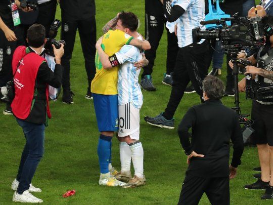 El abrazo entre Messi y Neymar.