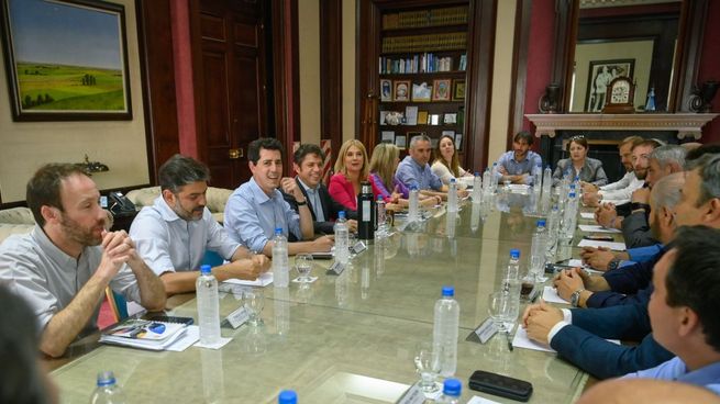 Cumbre: Junto a Wado de Pedro, Kicillof recibió a intendentes de la Tercera Sección electoral.