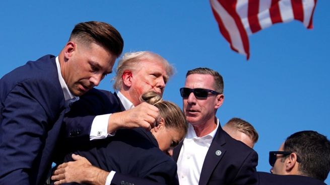 El expresidente y principal candidato republicano, Donald Trump, llegó a la convención del partido apenas horas después de sufrir un atentado. 