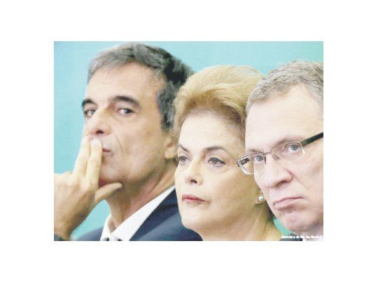 Dilma Rousseff, rodeada por el abogado del Gobierno, José Eduardo Cardozo, y por el ministro de Justicia, Eugenio Aragão, ayer en Brasilia. La presidenta dará pelea contra su posible destitución.