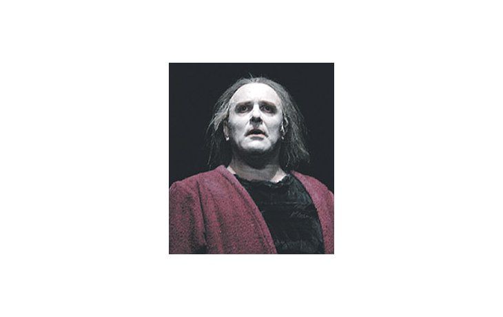 ámbito.com | AlejandroUrdapilleta esel rey Lear enla muyparticularvisión deJorge Lavellidel clásico deShakespeare.