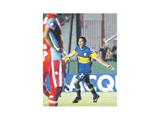 Cristian Chávez y su festejo loco. El volante, con su gol, salvó el invicto del campeón.