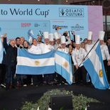 Festejos argentinos durante la entrega de premios en la Gelato World Cup 2026 en Italia. Festejos argentinos durante la entrega de premios en la Gelato World Cup 2026 en Italia.