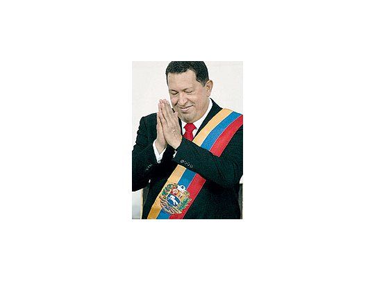 Hugo Chávez ayer, instantesdespués de jurar sutercermandato.
