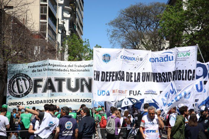 Miles de personas marcharon en todo el pa&iacute;s en defensa de las universidades p&uacute;blicas.