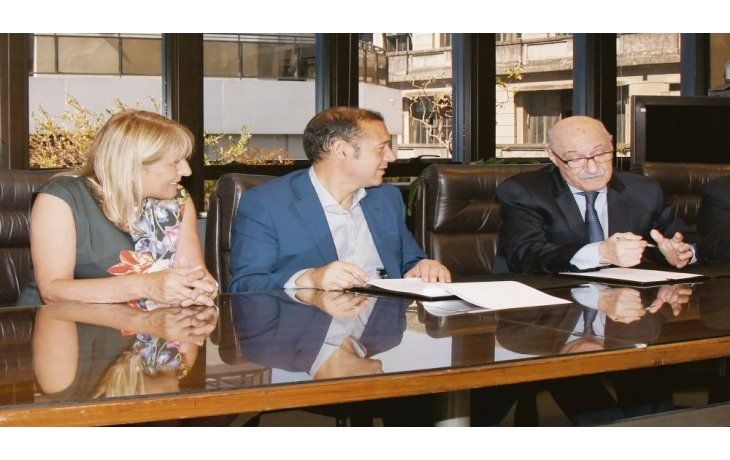 ACUERDO. El gobernador Gutiérrez, el secretario general del CFI y la diputada nacional Alma Sapag.
