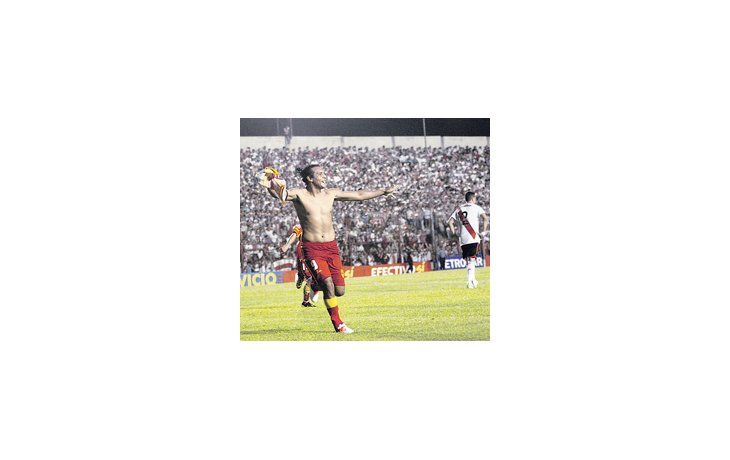 Claudio Núñez se saca la camiseta para festejar el gol en el último minuto de tiempo adicional con que Boca Unidos le ganó a River.