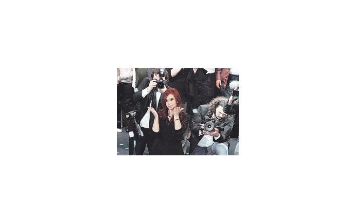 ámbito.com | Cristina de Kirchner cerró ayer la campaña del oficialismo en el teatro Coliseo de la Capital Federal. Estuvo sola en el escenario junto a Amado Boudou y a participantes de los spots proselitistas. El resto, a la platea.