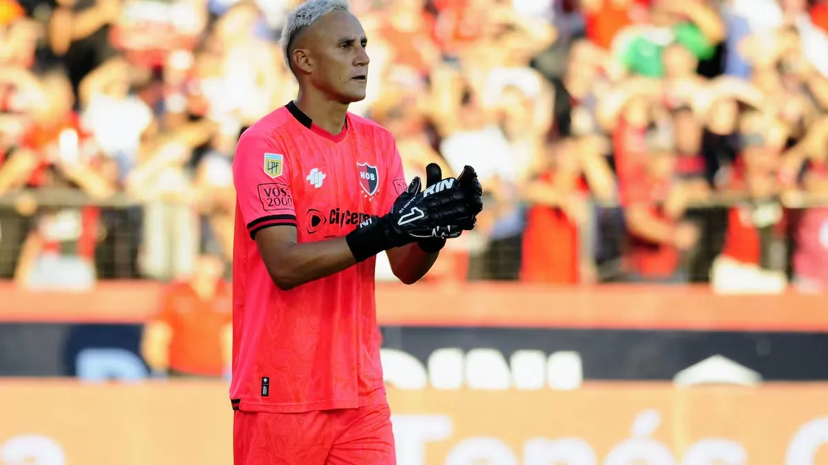 Keylor Navas continues to forge his departure from Newells, got off a game again and has the hours counted