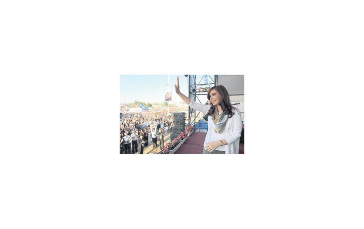 Luego del fin de semana largo, Cristina de Kirchner retomó la actividad oficial ayer. La mandataria viajó a Chaco junto al ministro de Agricultura, Julián Domínguez, donde anunció ayuda al campo y la inauguración de un complejo educativo, un hospital y obras de infraestructura.