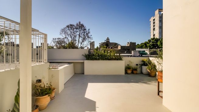 Terraza de un PH sobre 7 entre calles 35 y 36, en La Plata. Este tipo de propiedades se ubica entre las más vendidas en 2025