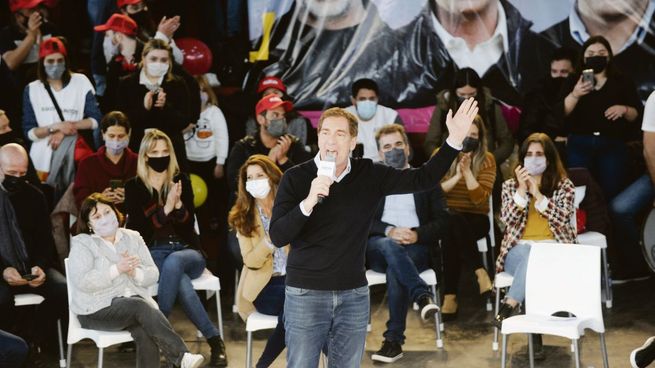 final. Diego Santilli en el Club Atenas de La Plata con un acto 360 (al estilo PRO) para cerrar la campaña.&nbsp;