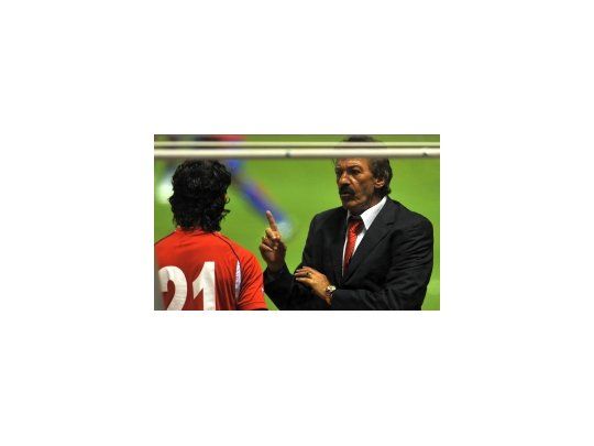 La Volpe le da indicaciones a un jugador de Costa Rica, en el partido ante China.