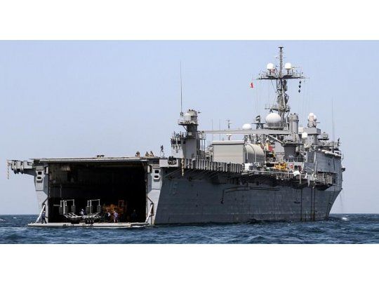 Se trata del USS Ponce, que EEUU dio de baja en 2008. Tiene capacidad para transportar 800 tropas, seis helicópteros y 2.000 toneladas de equipamiento a una zona de guerra.