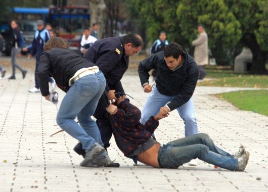 La Plata: incidentes en rateada convocada por Facebook (foto 1)