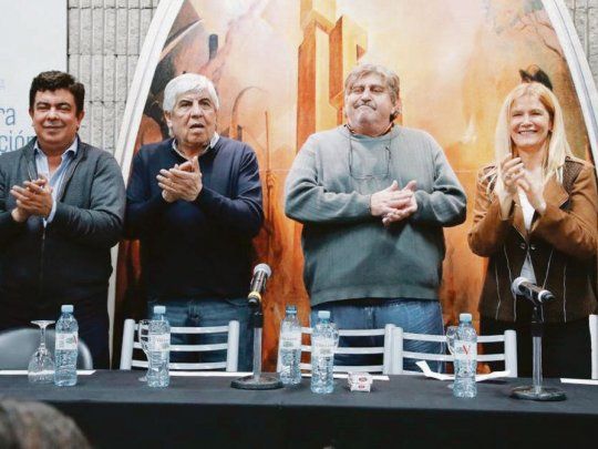 ACTO. Hugo Moyano y Ricardo Pignanelli (Smata) respaldaron ayer las candidaturas de Espinoza y Magario. 