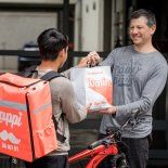 Crece el delivery en Argentina, pero el poder de compra cayó 12% en un año. Crece el delivery en Argentina, pero el poder de compra cayó 12% en un año.