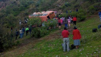 Perú: al menos 11 muertos y 34 heridos tras el accidente de un micro que cayó al abismo