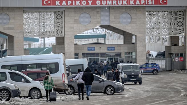 Cientos de iraníes atraviesan hacia Turquía mientras se intensifica el conflicto regional, buscando seguridad y protección.