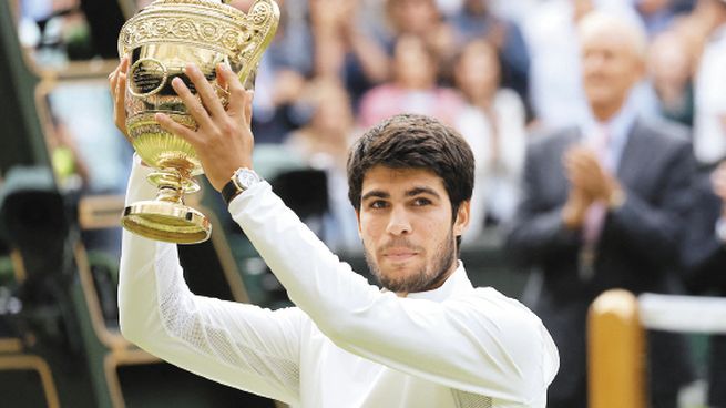 Campeón. El español Carlos Alcaraz se coronó campeón de Wimbledon destronando al serbio Djokovic.