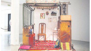 ámbito.com | “Casa rodante”, reconstrucción de la precaria vivienda en la que Gallardo vivió con su hija en algún momento, una de las obras de la muestra que reúne diez años del quehacer de esta artista admirablemente personal.