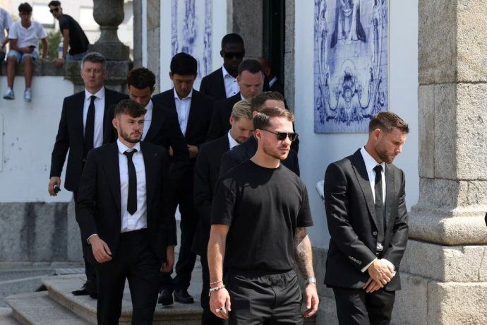Alexis Macallister dijo presente en el funeral de Diogo Jota.