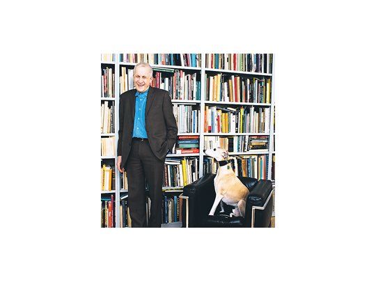 Kenneth Frampton, expresidente del Comité Internacional de Críticos de Arquitectura, ganó, junto con la actual directora de ese cómite, Louise Noelle Gras, los premios «Jean Tschumi» de la Unión Internacional de Arquitectos.