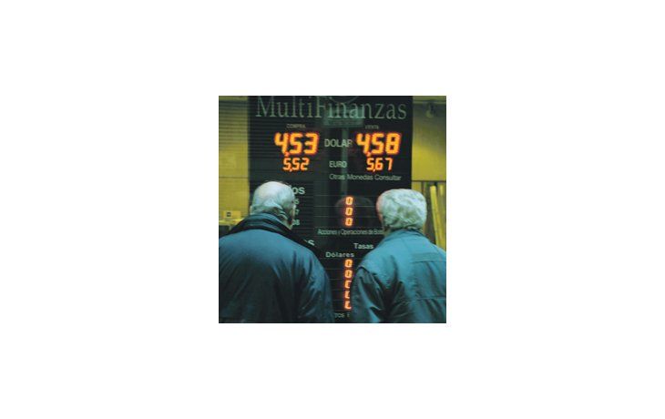 Las casas de cambio reflejaron el precio oficial de la moneda extranjera. Pero la noticia del dólar pasa por el mercado informal, donde el «blue» cotizó ayer a $ 6,60.