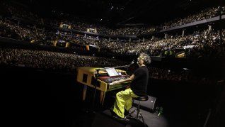 Fito Páez se presentó en el Movistar Arena y hubo controversia por su decisión de tocar su disco Novela de forma integra. Fito Páez se presentó en el Movistar Arena y hubo controversia por su decisión de tocar su disco Novela de forma integra.
