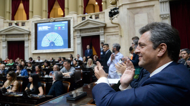 El ministro Sergio Massa aplaude el momento en que la Cámara de Diputados dejó aprobado el Presupuesto 2023