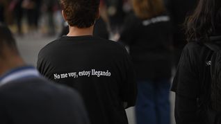Militantes del MPP se reúnen en un cordón humano a las afueras de la Torre Ejecutiva.