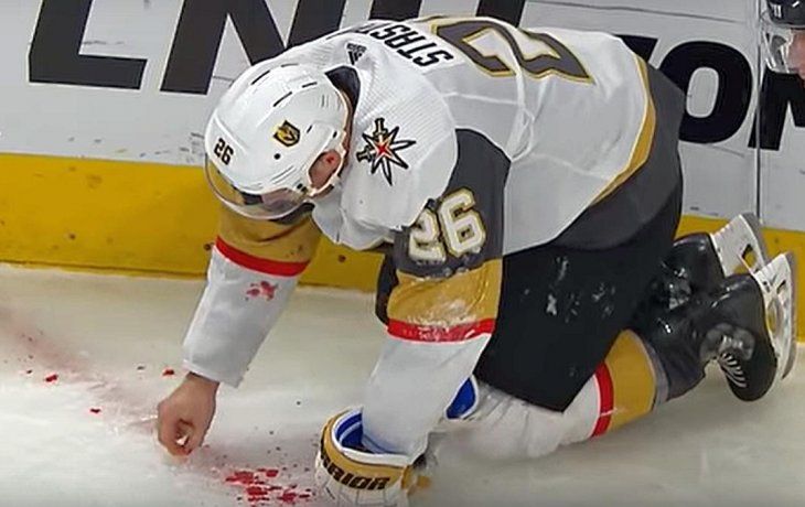 Paul Stastny busca sus dientes en el hielo sangrado.