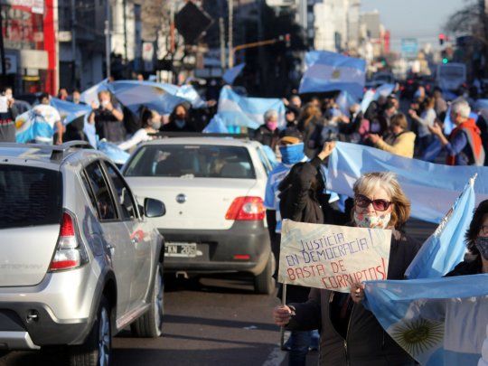 En Lan&uacute;s,&nbsp;cientos de personas&nbsp;se manifestaron contra la cuarentena y la reforma judicial.