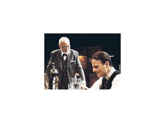 Las excepcionales actuaciones de Jorge Suárez como Sigmund Freud y de Luis Machín como C.S. Lewis humanizan el debate entre ambos, y la puesta rica en climas de Veronese aporta frescura  y naturalidad.