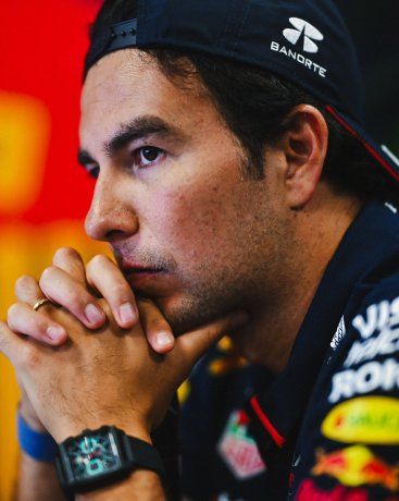El rostro de Checo Pérez lo dice todo trastrerminar la primera práctica en Singapur. Su Red Bull terminó en la 14a posición. El rostro de Checo Pérez lo dice todo trastrerminar la primera práctica en Singapur. Su Red Bull terminó en la 14a posición.