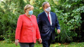 Armin Laschet junto a la canciller alemana, Angela Merkel.