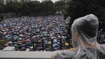 Una manifestante observa la inmensa convocatoria que tuvo lugar este domingo en Victoria Park.