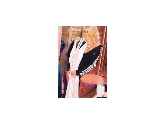 Duelo de botineras en las revistas. Cual tarjeta roja, Wanda Nara les mostró a todas su libreta de matrimonio, orgullosa de ser la única hasta ahora en conseguirla.