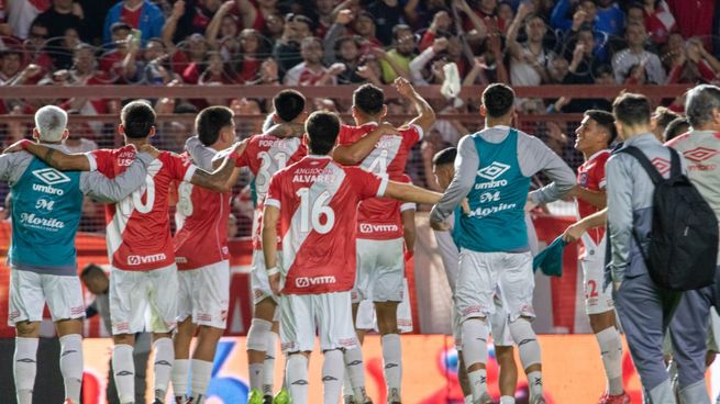 Argentinos Juniors superó a Instituto y clasificó a los cuartos de final.