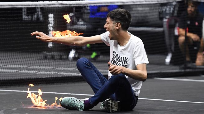 Un activista se prendió fuego un brazo durante el partido de Schwartzman y Tsitsipas en la Laver Cup.