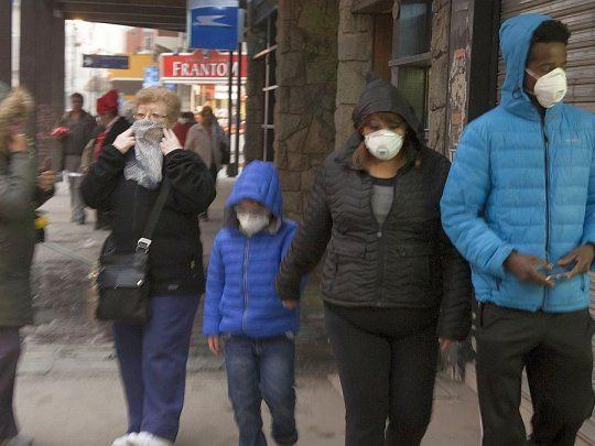El uso masivo y obligatorio de mascarillas como método efectivo para evitar los contagios sigue siendo debatido por los expertos.