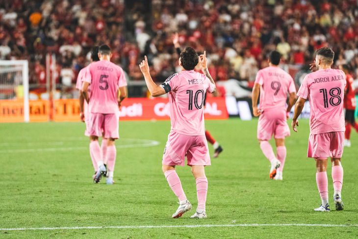 Messi became the player with more goals converted without including penalties, reaching 764 goals of play or ball in motion, surpassing by one to Cristiano Ronaldo (763).