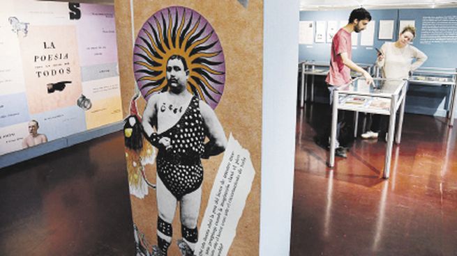 Surrealismo. La exposición incluye documentos como los únicos 2 números de la revista “Qué” (1928 y 1930).