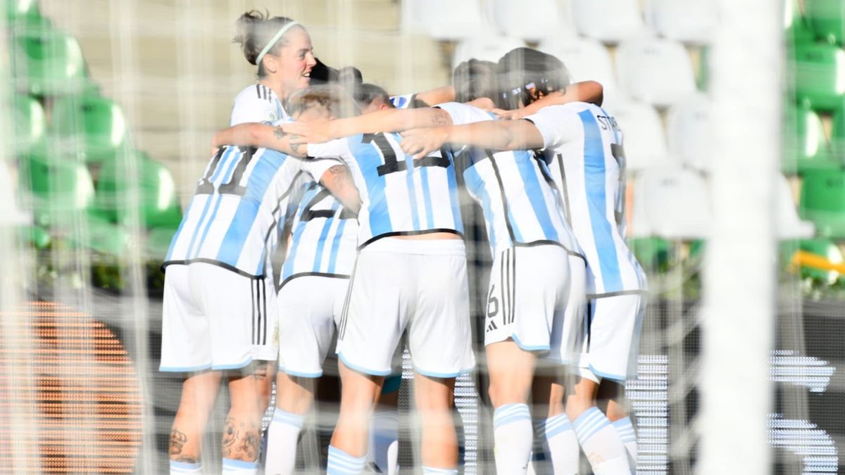 Copa América Femenina  Argentina goleó a Uruguay en el Grupo B