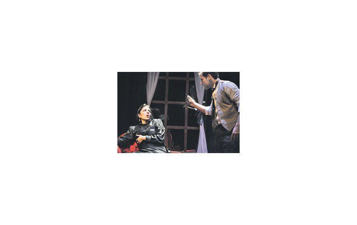 ámbito.com | Ingrid Pelicori y Walter Quiroz, como madre e hijo Alving, en la versión de Mariano Dossena de «Espectros» en el Centro Cultural de la Cooperación.