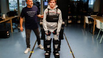 construyo un exoesqueleto para ayudar a caminar a su hijo en silla de ruedas